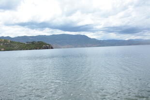 宁静湖景与远山