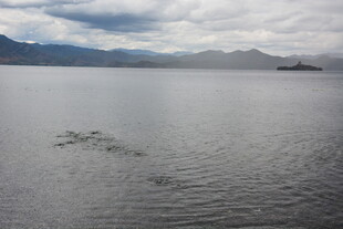 平静湖面与远处山峦景色