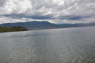 宁静湖景与远处山峦
