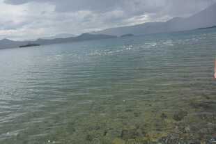 宁静湖水与远处山峦