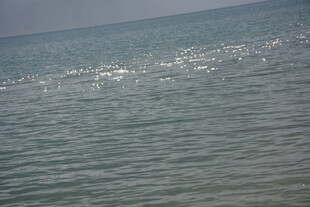 海面波光粼粼的美丽景象