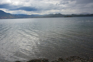 宁静湖面与远处山峦