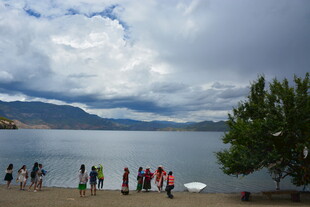 湖畔人群赏景的美好瞬间