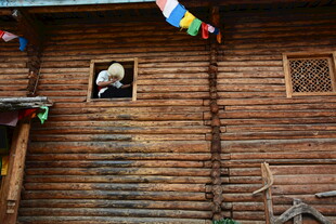 木屋窗边的人物景象