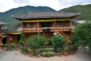 传统中式两层山居建筑