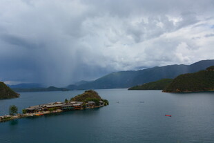 湖中小岛与远处山峦景观
