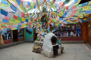 藏区经幡装饰的神圣角落