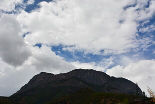 蓝天白云下的巍峨山峰