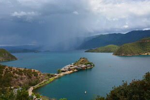 湖畔美景 云遮山峦