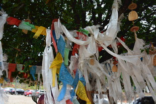 五彩经幡随风飘扬