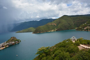 湖光山色中的秀丽自然景观