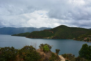 湖畔山峦 云雾缭绕美景