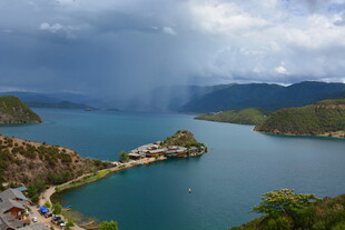 壮丽湖景与山间云雨风光