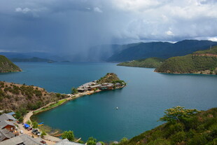 湖光山色中的美丽岛屿