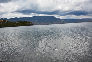 宁静湖面与远处山峦景色