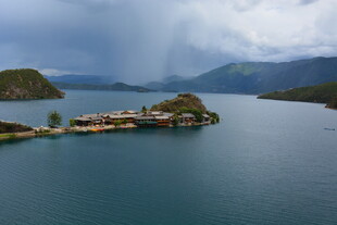 湖中小岛风光秀丽