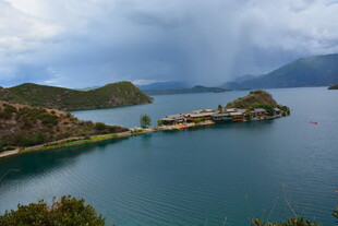湖光山色中的岛屿美景