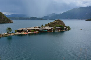湖中小岛风光秀丽
