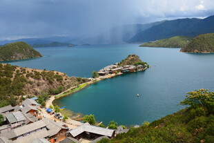 湖畔美景 岛屿点缀山水间