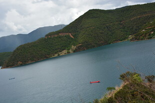 青山环绕的静谧蓝色湖泊