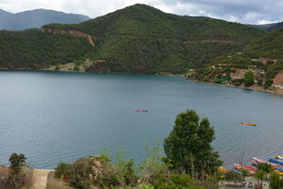 美丽湖景与周边青山风光