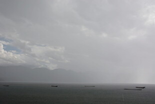 海上云雾笼罩的船只景象