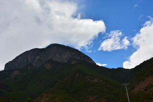 蓝天白云下的巍峨山峰