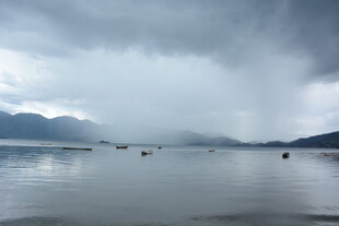 雨中湖面 云雾缭绕之景