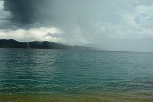 海上雨幕 远山隐现