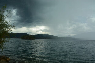 乌云笼罩下的宁静湖面