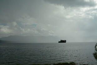 海上孤舟伴阴云