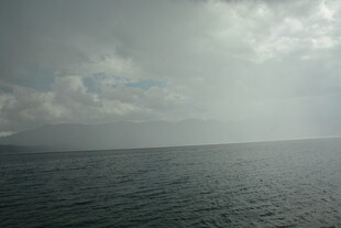 海上阴云密布的壮阔景象