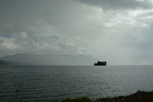 海上孤舟 阴云笼罩的景致