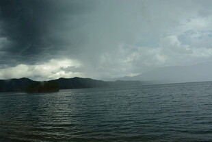 海上乌云笼罩的阴沉景象