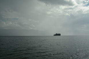 海上孤舟 阴云笼罩海面