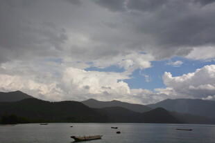 湖山之间的静谧船只景象