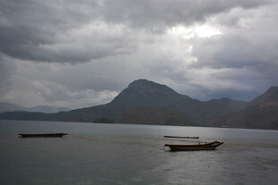 阴云下的湖面与孤舟