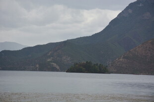 山水相依的静谧湖景