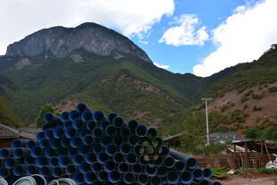 山间堆放的蓝色管材