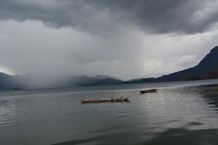 阴云下的宁静湖面