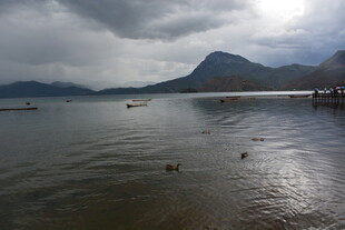 湖畔山水间的宁静景致