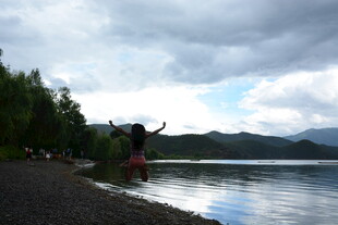 湖畔旅人 拥抱自然瞬间