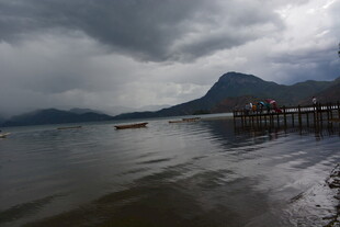 阴云下的宁静湖岸码头