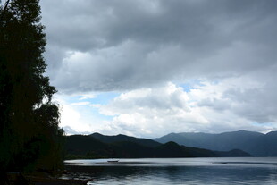 湖畔阴云下的山水景致