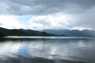 宁静湖景与远处山峦