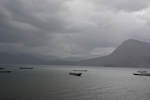 阴云下的湖山与船只