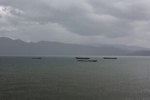 阴云下的宁静湖面与船只