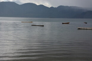 宁静湖面与远处山峦