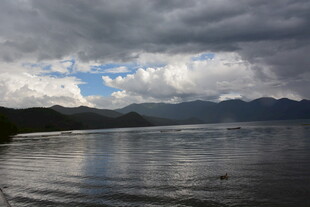 阴云下的宁静湖山景色