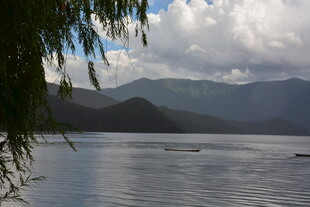 湖畔青山伴云景
